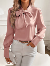 top blouses : Chemisier en Satin à Manches Longues avec Nœud Lavallière Femme in Rose van Seroa