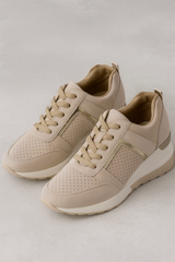 Shoes : Sneakers Femme Noires à talon compensé 8cm, Détails métalliques, Confortables et élégantes in Beige van Seroa