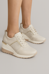 Shoes : Sneakers Femme Noires à talon compensé 8cm, Détails métalliques, Confortables et élégantes in van Seroa