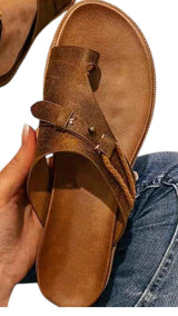 Elisa | Sandali artigianali in pelle con fascia incrociata e anello per il dito - €25 : Sandales en cuir artisanales avec bride croisée et anneau d'orteil Femmes in marron (dernières pièces) van Seroa