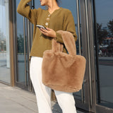 bags : Sac Fourre-Tout en Fausse Fourrure - Élégance et Confort Femme in Marron clair van Seroa