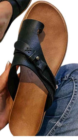 Elisa | Sandali artigianali in pelle con fascia incrociata e anello per il dito - €25 : Sandales en cuir artisanales avec bride croisée et anneau d'orteil Femmes in Néron van Seroa