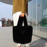 bags : Sac Fourre-Tout en Fausse Fourrure - Élégance et Confort Femme in Noir van Seroa