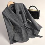 Autumn Collection : Blazer Femme en Laine Noir avec Dentelle Élégante - Veste Chic et in Gris Sienna van Seroa