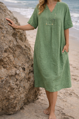 : Robe midi en lin à col en V pour femme - Légère et Polyvalente in Vert foncé van Seroa