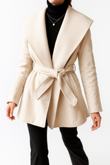 Autumn Collection : Doudoune Femme Laine Ceinturée in Blanc van Seroa