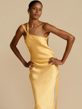 dresses : Robe Longue Femme Jaune Satinée Asymétrique Élégante in van Seroa