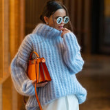 Pulls pour femmes : Pull Femme Hiver Col Roulé Ample in Bleu ciel van Seroa