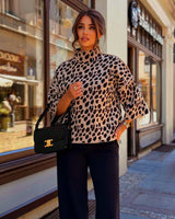 Pulls pour femmes : Pull Femme Ample Col Montant Léopard in Kaki van Seroa