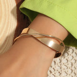 other : Bracelet Femme Ajustable Doré Or Acier Inoxydable Fin et Élégant in Or van Seroa