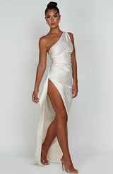 dresses : Robe de soirée en satin, asymétrique avec fente haute Femme in van Seroa