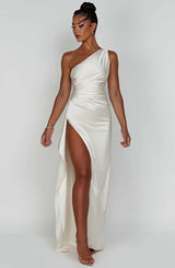 dresses : Robe de soirée en satin, asymétrique avec fente haute Femme in Blanc van Seroa