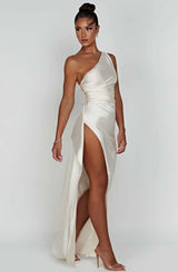 dresses : Robe de soirée en satin, asymétrique avec fente haute Femme in van Seroa