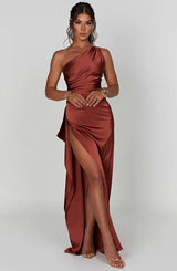 dresses : Robe de soirée en satin, asymétrique avec fente haute Femme in van Seroa