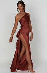 dresses : Robe de soirée en satin, asymétrique avec fente haute Femme in Marron van Seroa