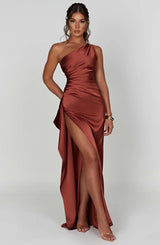dresses : Robe de soirée en satin, asymétrique avec fente haute Femme in van Seroa