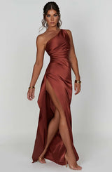dresses : Robe de soirée en satin, asymétrique avec fente haute Femme in van Seroa