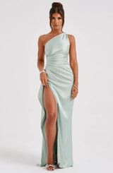 dresses : Robe de soirée en satin, asymétrique avec fente haute Femme in van Seroa