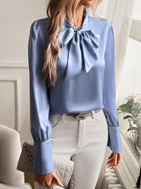 top blouses : Chemisier en Satin à Manches Longues avec Nœud Lavallière Femme in Bleu van Seroa