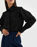 Blouse : Chemise carrée femme à boutons multiples coloris variés in Noir van Seroa