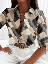 top blouses : Blouse femme élégante à imprimé abstrait, col boutonné, idéale in Abricot van Seroa