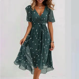 dresses : Robe Portefeuille Fleurie Midi en Chiffon pour Femme - Imprimé in Vert van Seroa