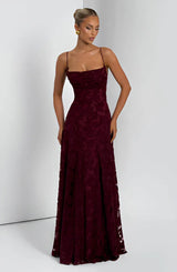 Maxi dresses : Robe longue femme avec bretelles fines et motifs floraux in Bourgogne van Seroa