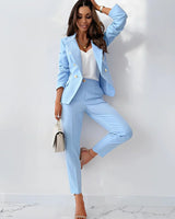 Sets : Tailleur Femme Élégant Double Boutonnage - Ensemble Veste & Pantalon Ajusté in Bleu Clair van Seroa