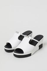 Sandals : Compensées Femme avec Bijoux Élégants et Semelle Bicolore - Style Unique in Blanc van Seroa